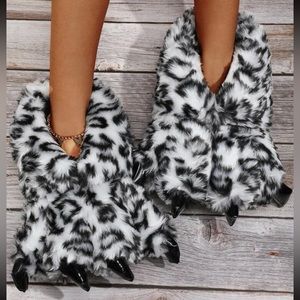 🖤BRAND NEW🤍Claw design slippers